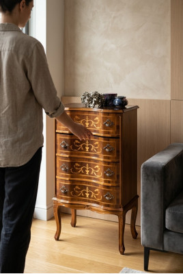 Cómoda clásica de cuatro puertas de madera marrón, muebles de salón nuevos y modernos.