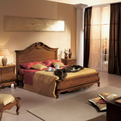 Cama doble de madera en estilo clásico. Diseño de dormitorio de lujo. Camas.