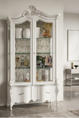 Lujosa vitrina de madera blanca con diseño clásico de mueble.