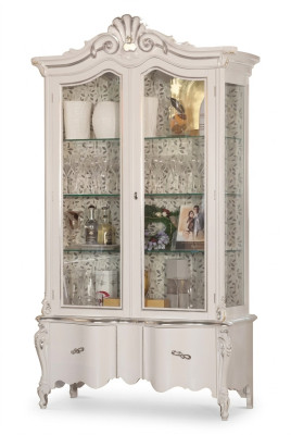 Lujosa vitrina de madera blanca con diseño clásico de mueble.
