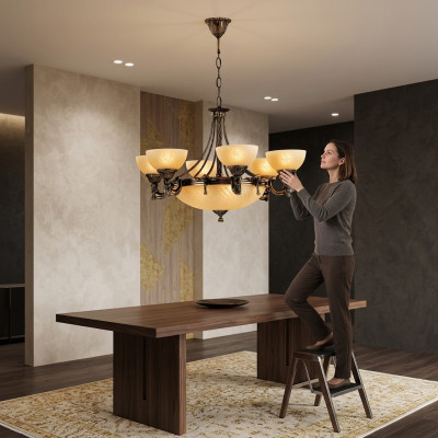 Lámpara de techo moderna de cristal beige con candelabro.