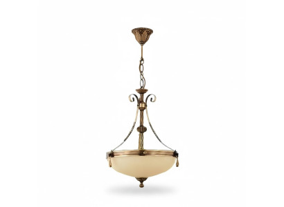 Lámpara de techo con candelabro de cristal beige.