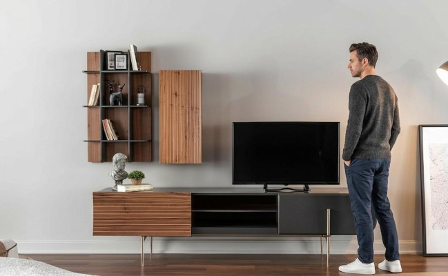 Mueble de televisión RTV, soporte para TV, estantes, aparador de madera marrón moderno para la sala de estar.