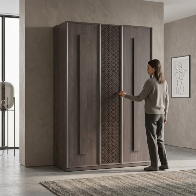 Armario de madera de lujo de tres puertas en color gris.