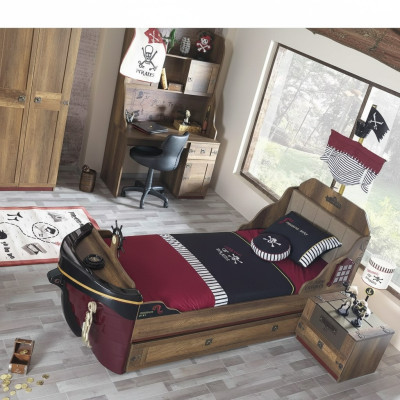 Cama funcional pirata para niños en marrón de madera, juego de cama con mesita de noche.