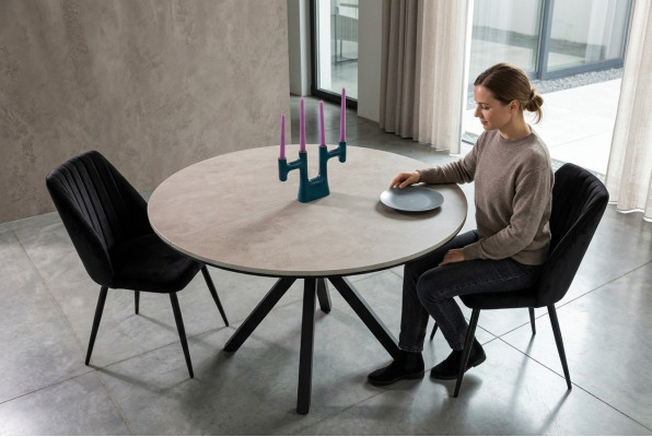 Mesa de comedor redonda extensible en madera gris.