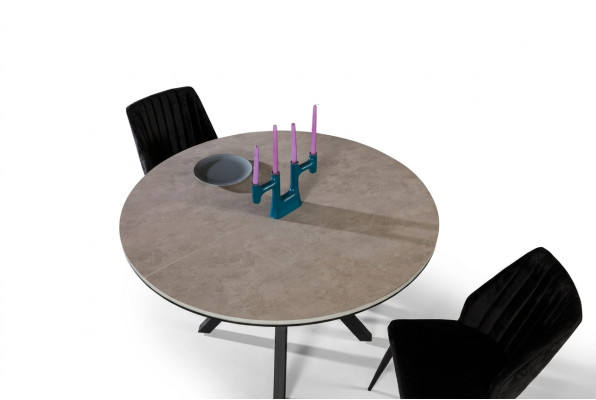 Mesa de comedor redonda extensible en madera gris.
