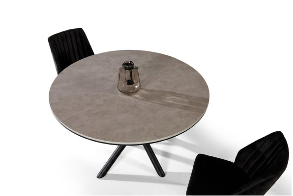 Mesa de comedor redonda extensible de madera gris.