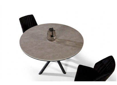 Mesa de comedor redonda extensible de madera gris.