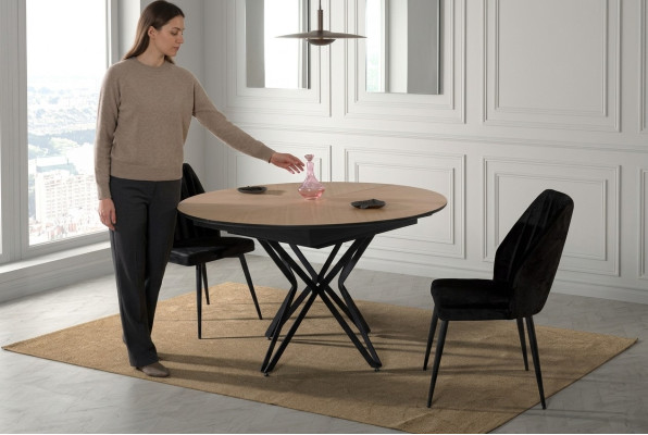 Mesa de comedor redonda extensible moderna de madera marrón.