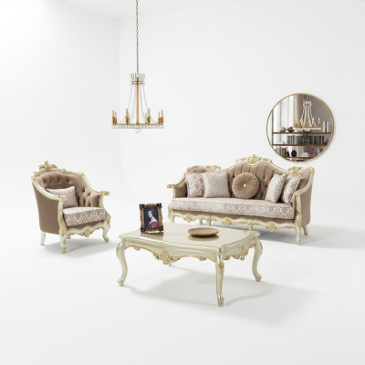Sofá de tres plazas beige con sillón a juego.