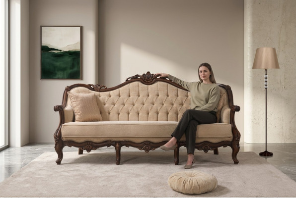 Sofá de tres plazas tapizado en tela beige Chesterfield de 235 cm.