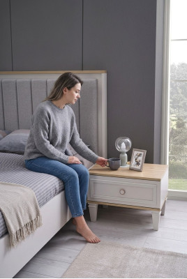 Grupo de mesitas de noche de madera gris para el dormitorio.