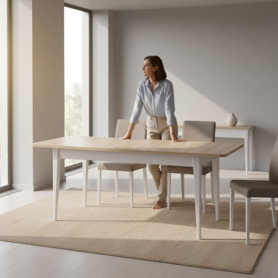 Mesa extensible de comedor de madera gris.