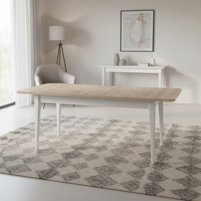 Mesa extensible de comedor de madera gris.