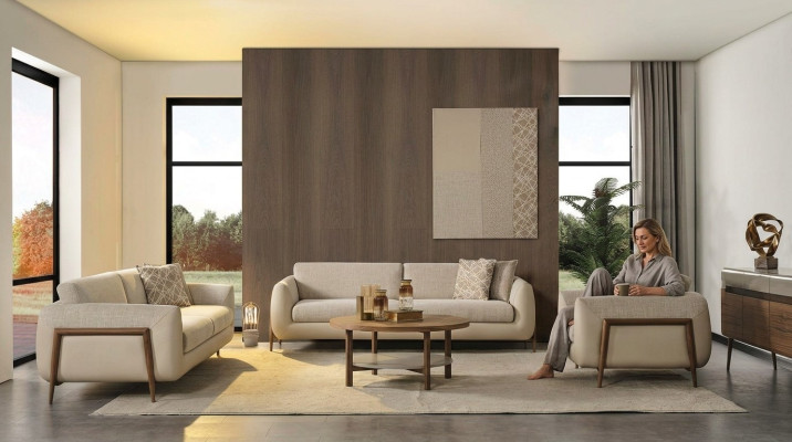 Lujo sofá de tela beige completo de tres plazas.
