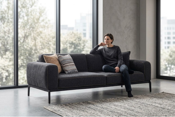 Elegante sofá tapizado de 3 plazas en gris, moderno, de tela.