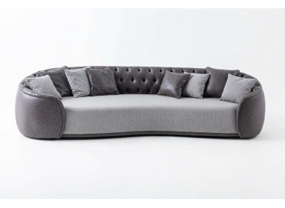 Sofá Chesterfield de 4 plazas en tela gris.
