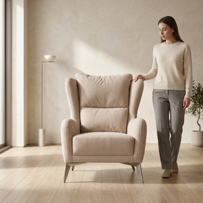 Sillón de lujo de una plaza, sillón de tela beige para salón moderno.