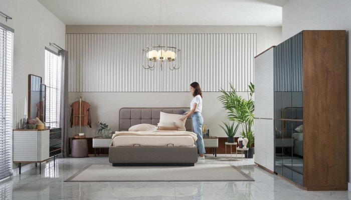 Juego de dormitorio moderno de 7 piezas con cama doble completa de madera marrón.