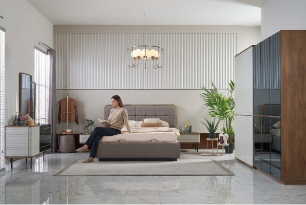 Juego de dormitorio con cama de 5 piezas, cama doble de madera en color marrón.