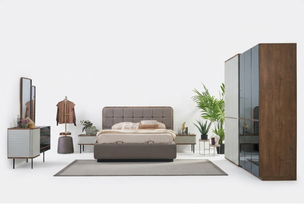 Juego de dormitorio con cama de 5 piezas, cama doble de madera en color marrón.