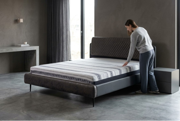 Cama doble de 160 cm con marco de cama de tela gris moderna para dormir.