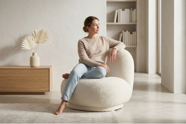 Sillón butaca moderno blanco de tela acolchada, de una plaza.