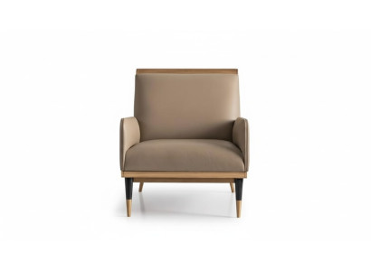 Sillón individual de lujo en beige de polipiel para la sala de estar.