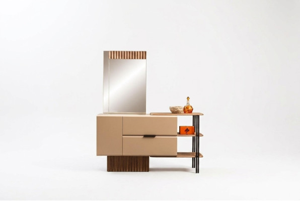 Mesa de maquillaje / tocador / consola de madera para dormitorio en color beige moderno.