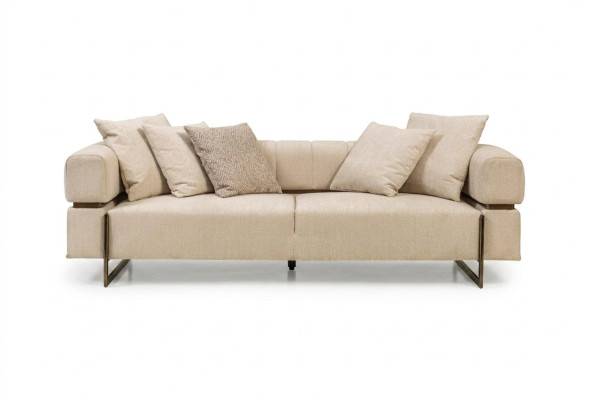 Sofá de tres plazas beige de diseñador en tela, mueble tapizado, lujoso sofá de 3 plazas.