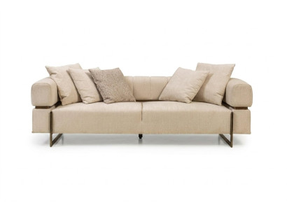 Sofá de tres plazas beige de diseñador en tela, mueble tapizado, lujoso sofá de 3 plazas.