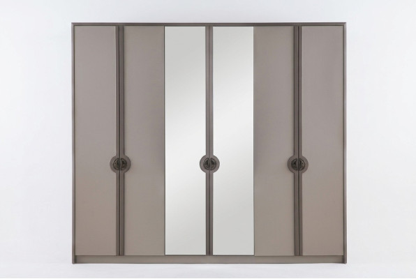 Armario, armario para abrigos, armario. Armario de madera moderno gris.