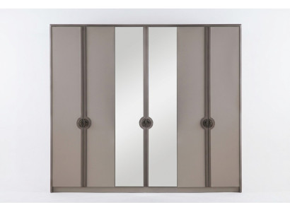 Armario, armario para abrigos, armario. Armario de madera moderno gris.