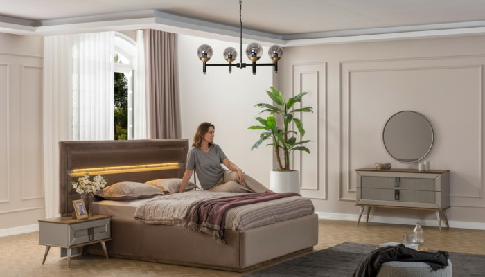 Dormitorio beige con muebles de lujo, cama doble de diseñador, 2 mesillas de noche, conjunto de 5 piezas.