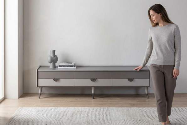 Mueble de televisión RTV, un aparador gris, diseño de sala de estar, muebles lowboard nuevos.