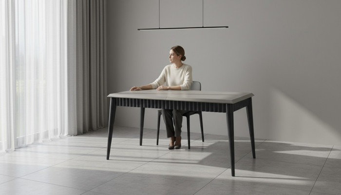 Mesa de comedor gris. Mesa de madera resistente de diseño de comedor. Muebles de lujo.