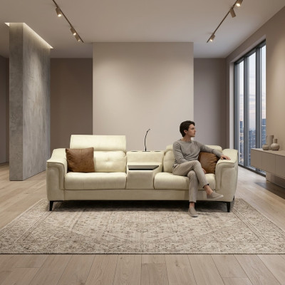 Sofá beige de dos plazas diseñado por un diseñador. Muebles de lujo para la sala de estar.