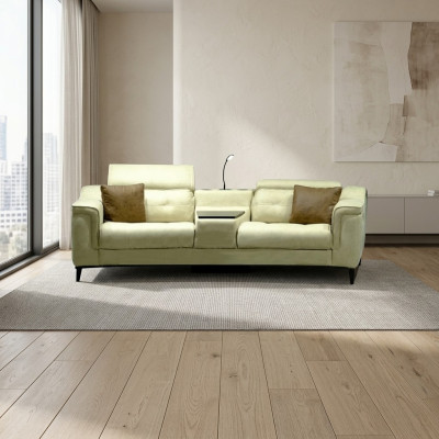 Sofá beige de dos plazas diseñado por un diseñador. Muebles de lujo para la sala de estar.
