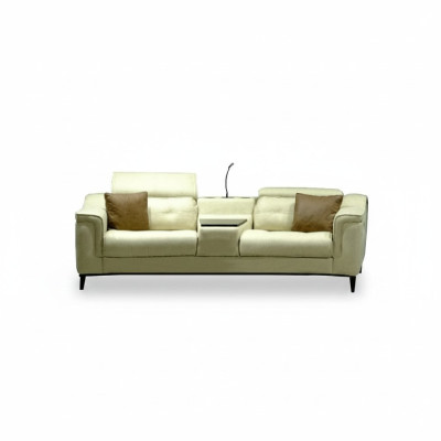 Sofá beige de dos plazas diseñado por un diseñador. Muebles de lujo para la sala de estar.