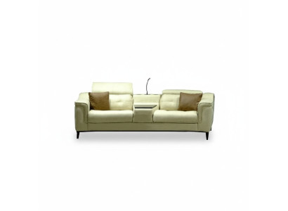 Sofá beige de dos plazas diseñado por un diseñador. Muebles de lujo para la sala de estar.