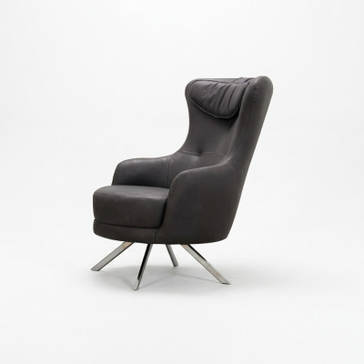 Sillón de cuero negro orejero sala de estar lujoso de una sola plaza.