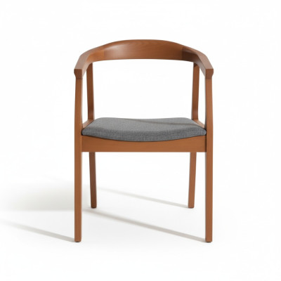 Silla de madera con brazos en color marrón para la cocina o el comedor.