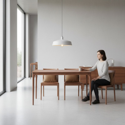Mesa de comedor clásica de madera marrón de 130 cm.