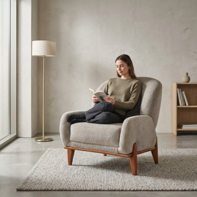 Sillón orejero de tela gris con cojín acolchado para el salón de estar de una plaza.