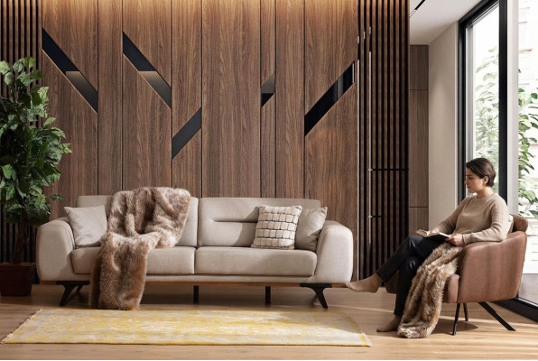 Conjunto de sofá clásico, sofá de tela de tres plazas en beige y sillón tapizado.