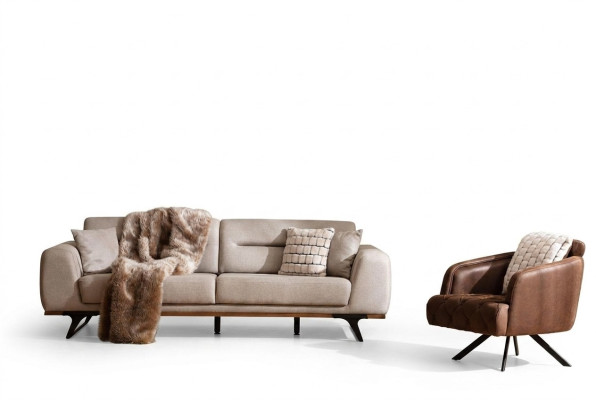 Conjunto de sofá clásico, sofá de tela de tres plazas en beige y sillón tapizado.
