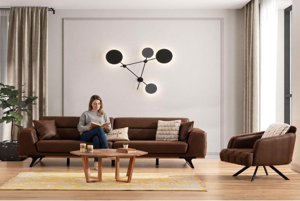 Conjunto completo de sofá de cuatro plazas, sillón y sofá en tela marrón.
