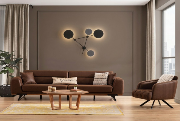 Conjunto completo de sofá de cuatro plazas, sillón y sofá en tela marrón.