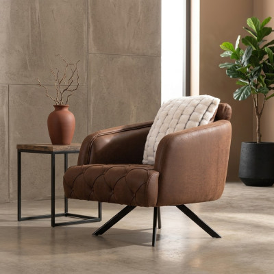 Sillón orejero tapizado individual marrón de cuero artificial.